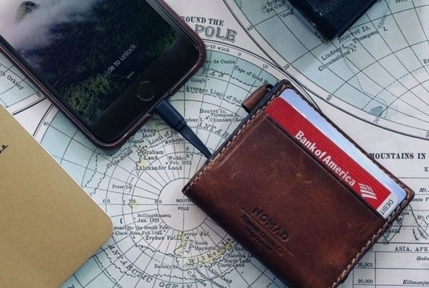 Внешний аккумулятор + кошелёк Nomad Slim Charging Wallet